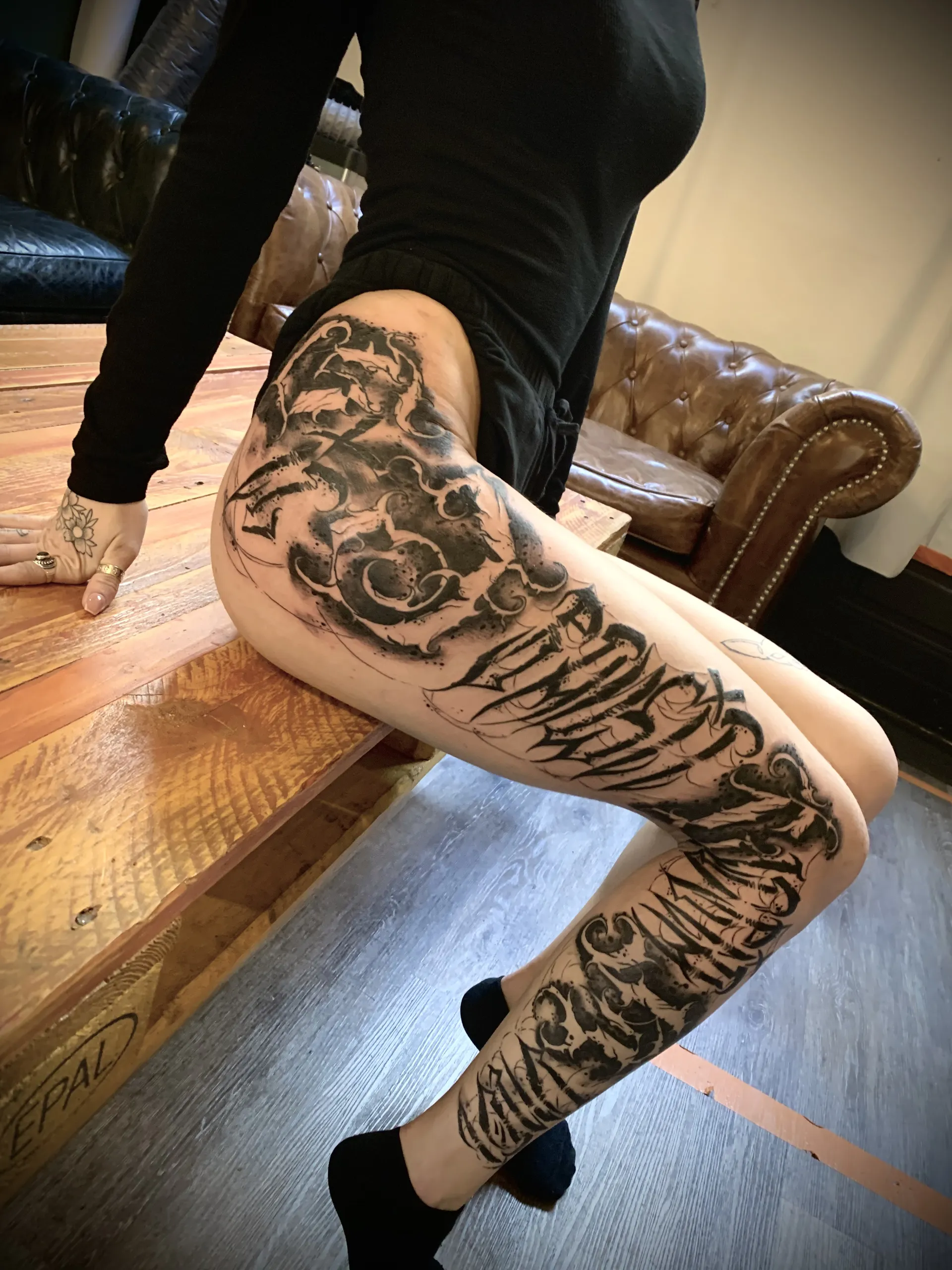 Tatouage Blackwork, Lettering réalisé par Owink Studio à Metz